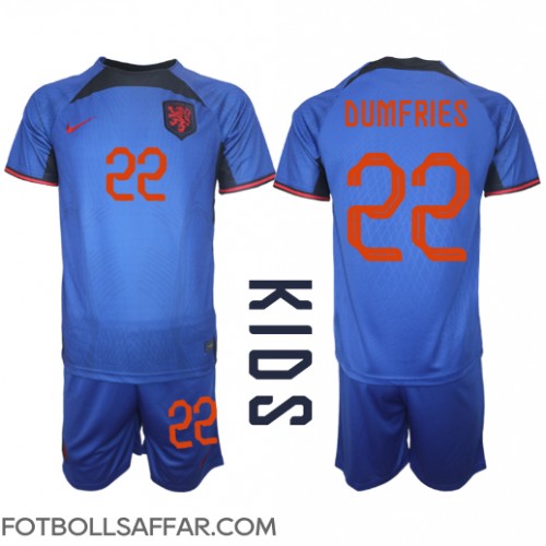 Nederländerna Denzel Dumfries #22 Bortadräkt Barn VM 2022 Kortärmad (+ Korta byxor)